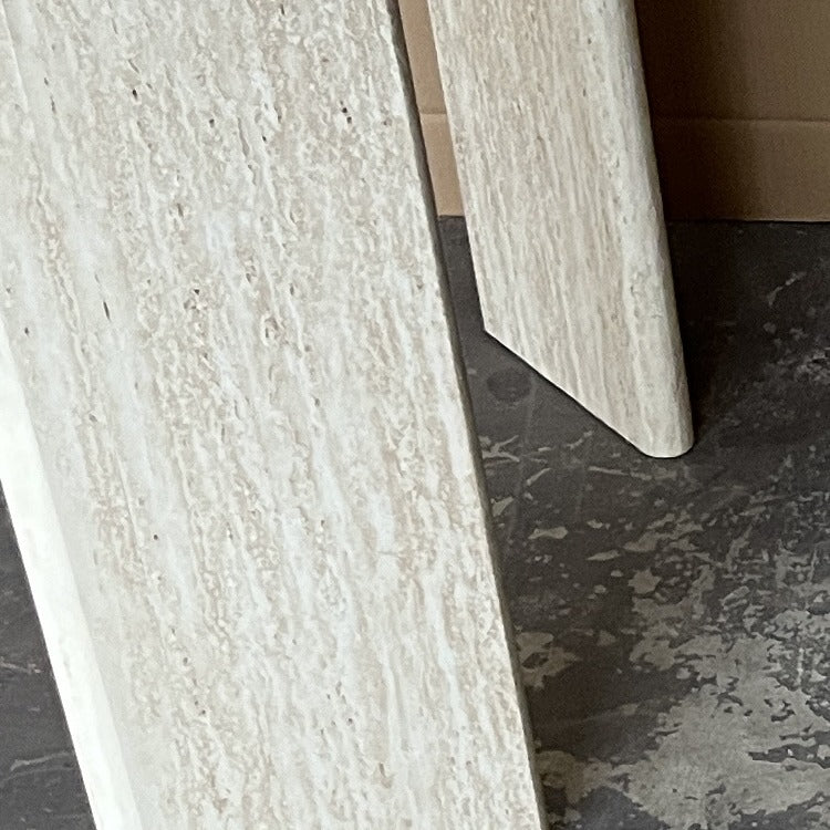 Close-up van een paneelpoot in travertijnlook van de eettafel