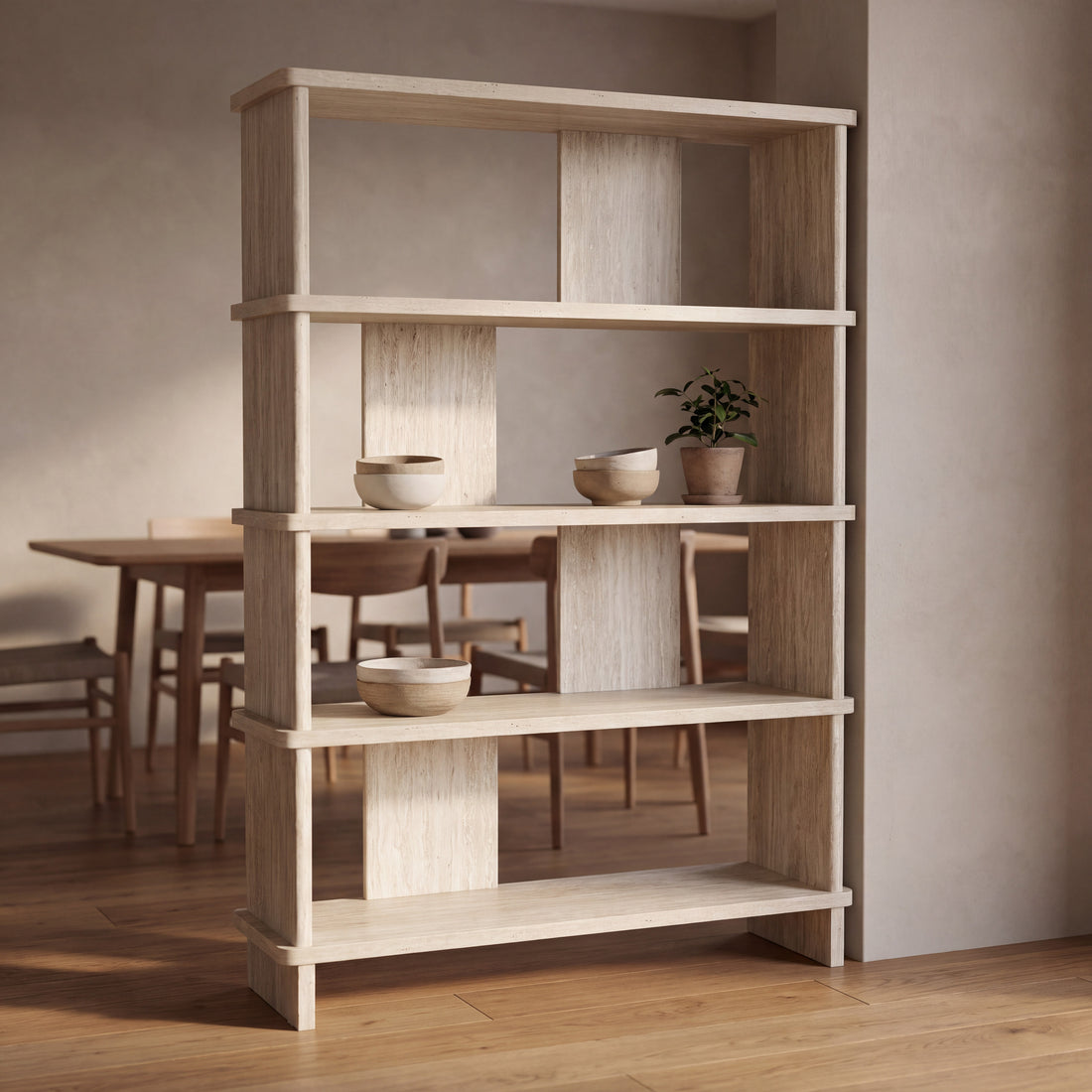 Hoge Travertino open kast los in de ruimte als roomdivider tussen zithoek en eethoek