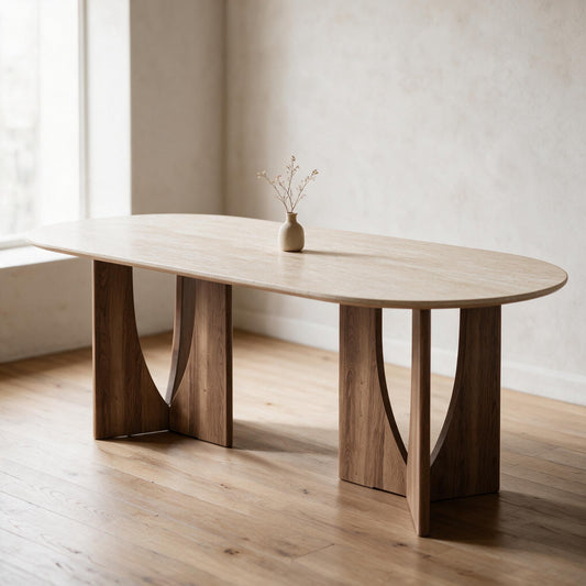 Ovale eettafel met blad in travertijnlook en poten in notenlook, in een lichte eetkamer