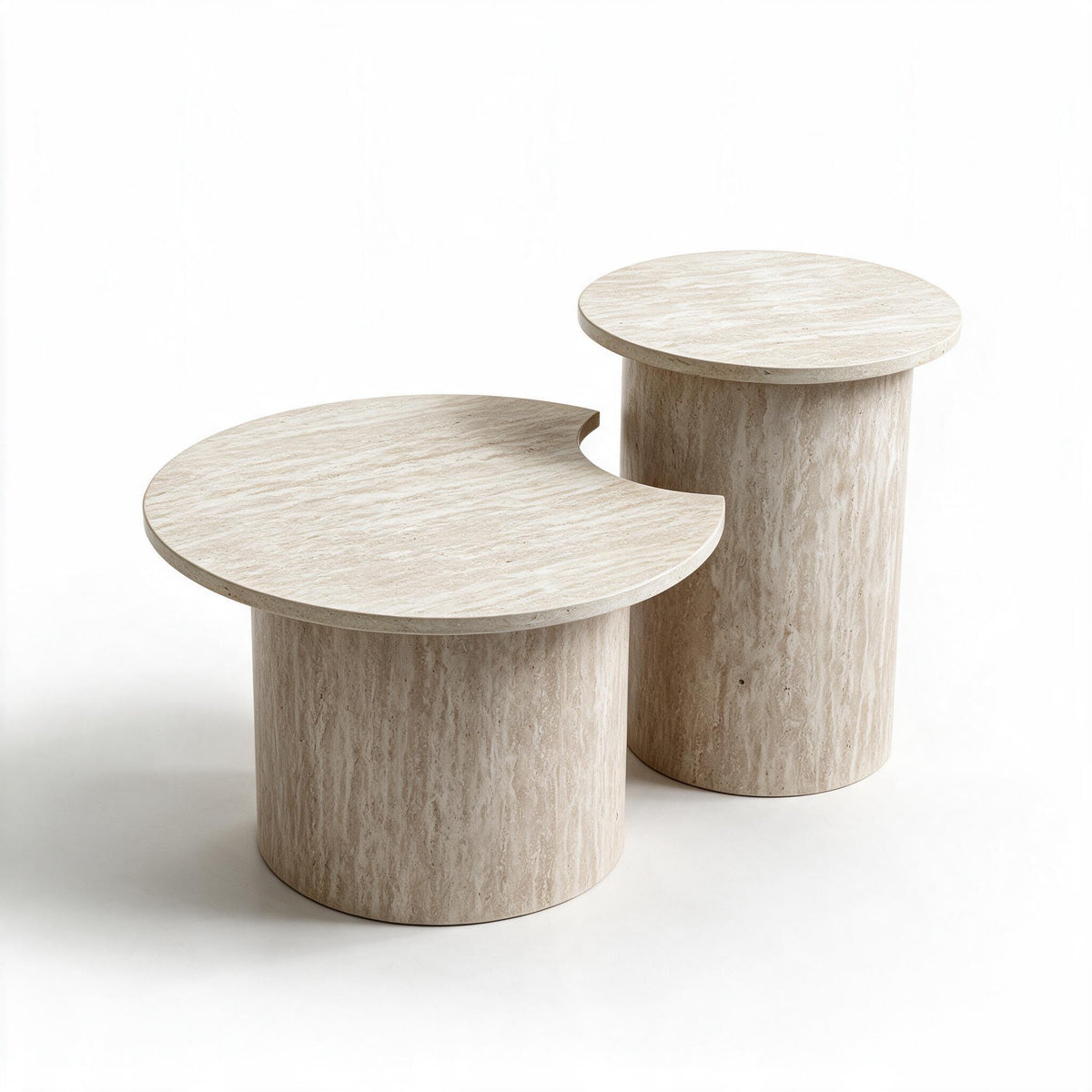 Set van een lage en een hoge ronde tafel in travertijnlook, op witte achtergrond