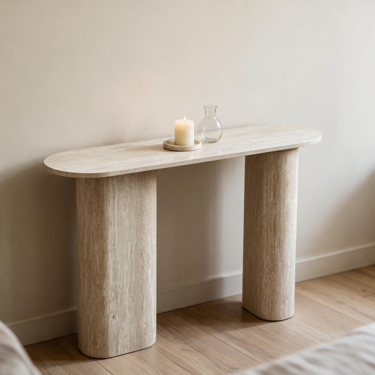 Smalle sidetable in travertijnlook als kaptafel in een slaapkamer