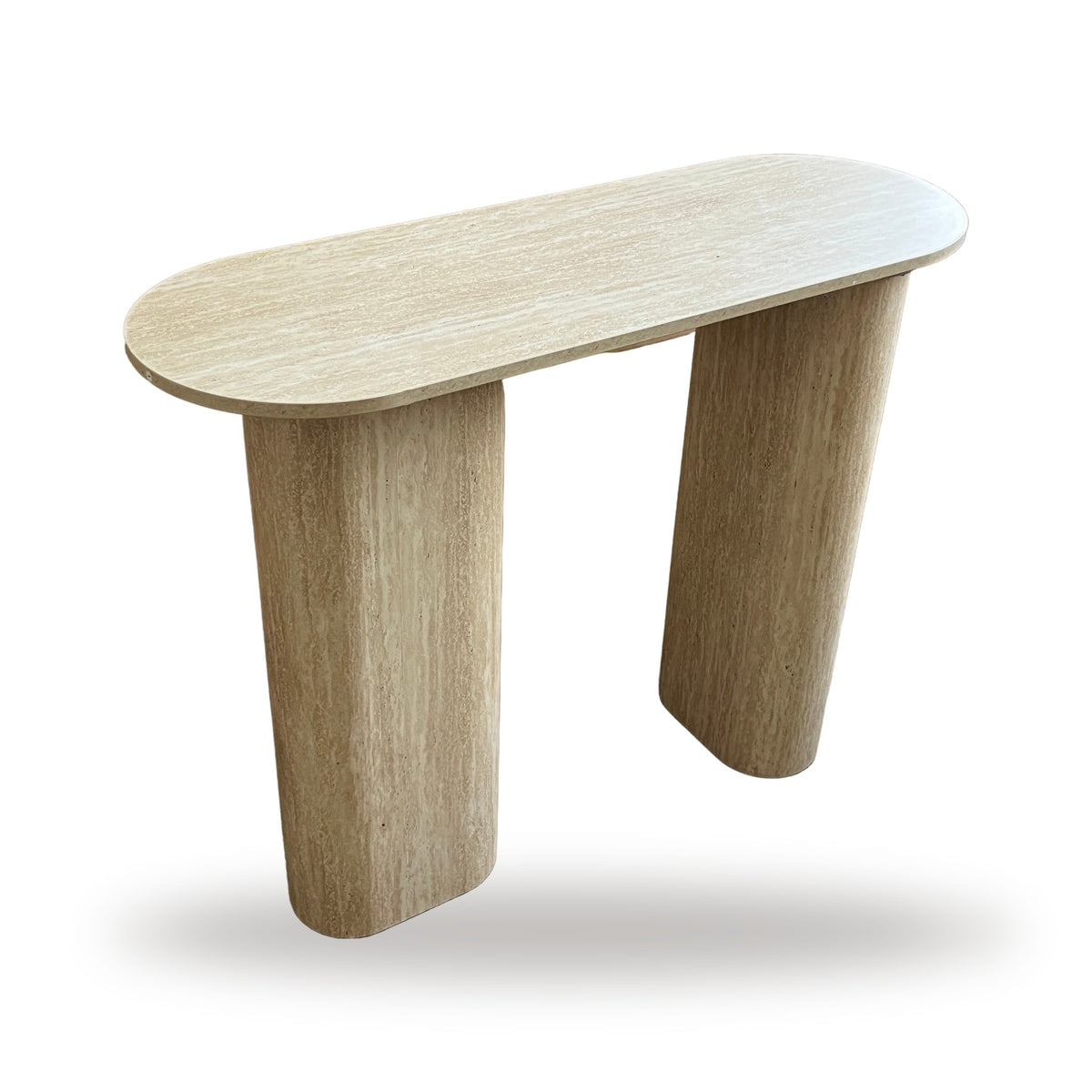 Smalle sidetable in travertijnlook, zijaanzicht op witte achtergrond