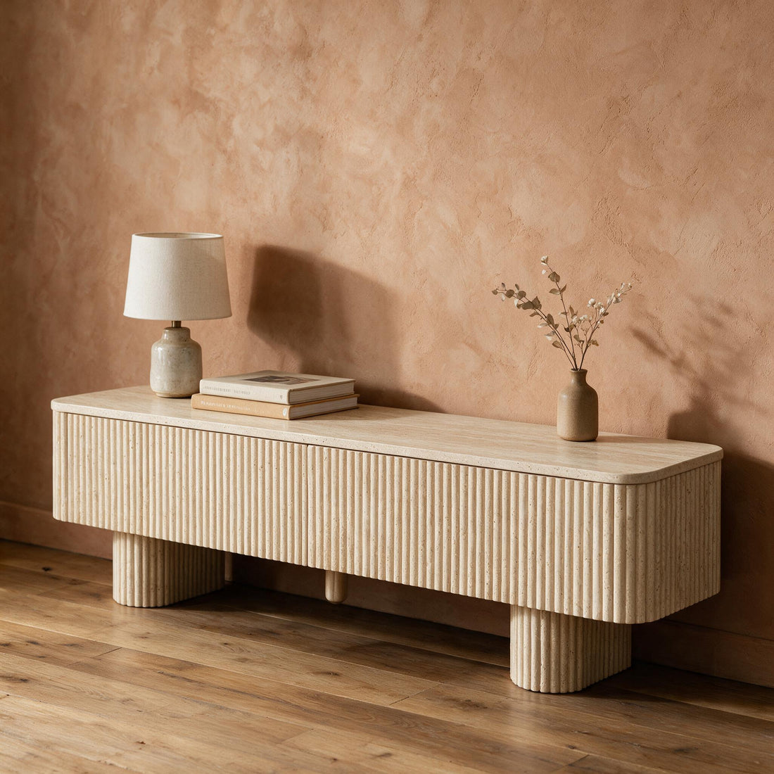 Tv-meubel in travertijnlook met ribbelfront, als dressoir met lamp en vaas