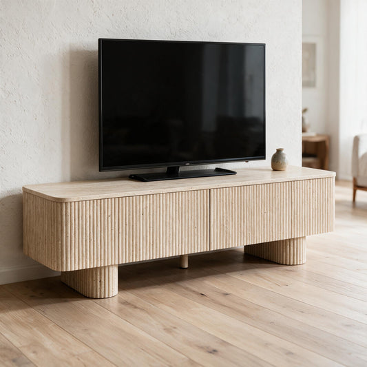 Tv-meubel in travertijnlook met ribbelfront en twee lades, met tv in een lichte woonkamer