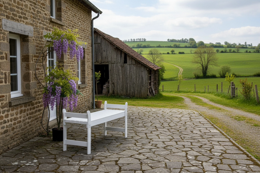 Tuinbank bij rustieke boerderij