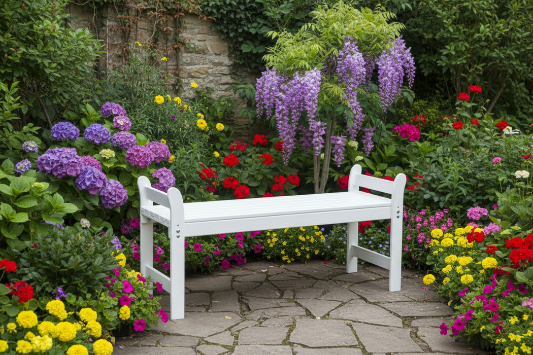 Tuinbank in groene tuin