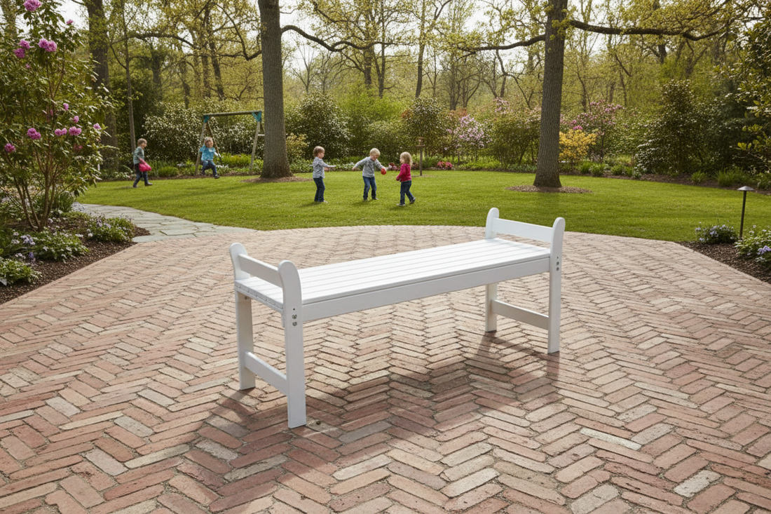 Tuinbank op bakstenen vloer met kinderen