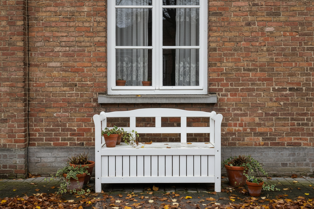 Tuinbank Yinke wit tegen bakstenen