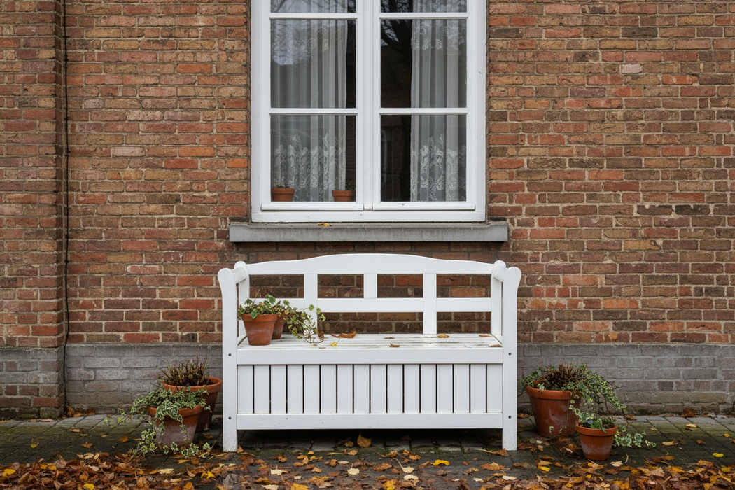 Tuinbank Yinke wit tegen bakstenen