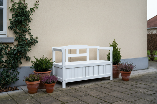 Tuinbank Yinke wit tegen crème muur