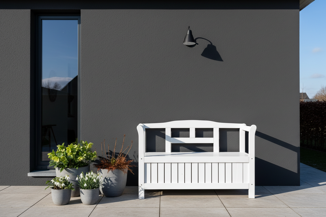 Tuinbank Yinke wit tegen grijze muur