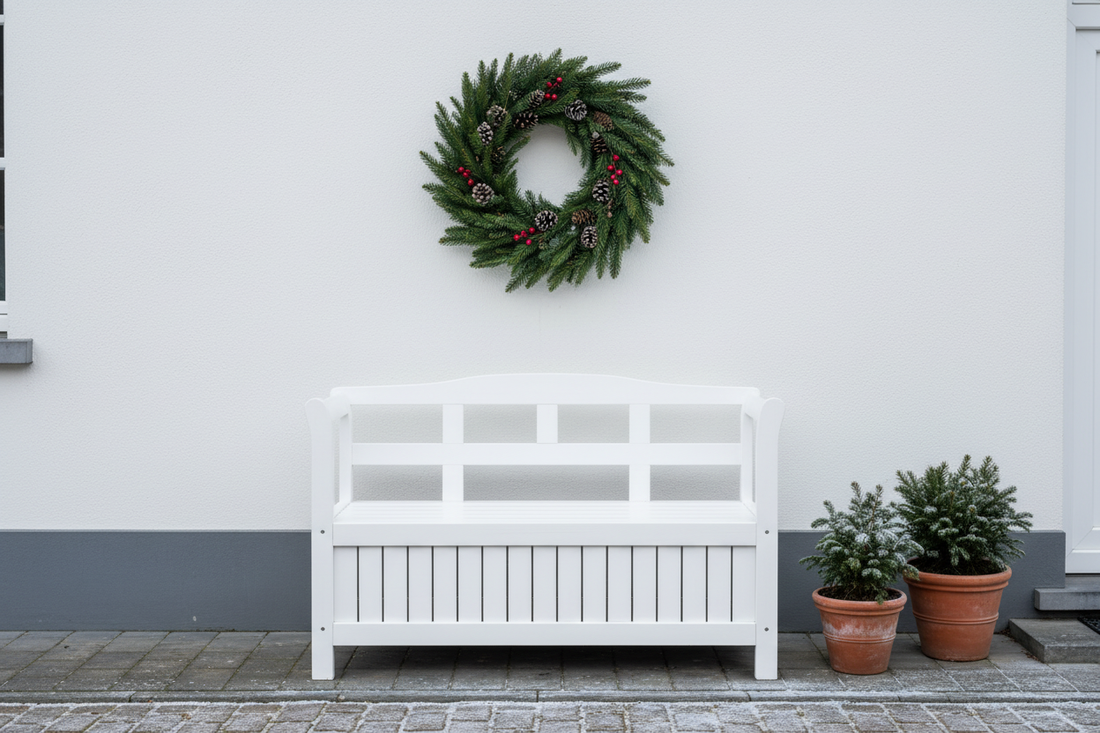 Tuinbank Yinke wit tegen witte muur