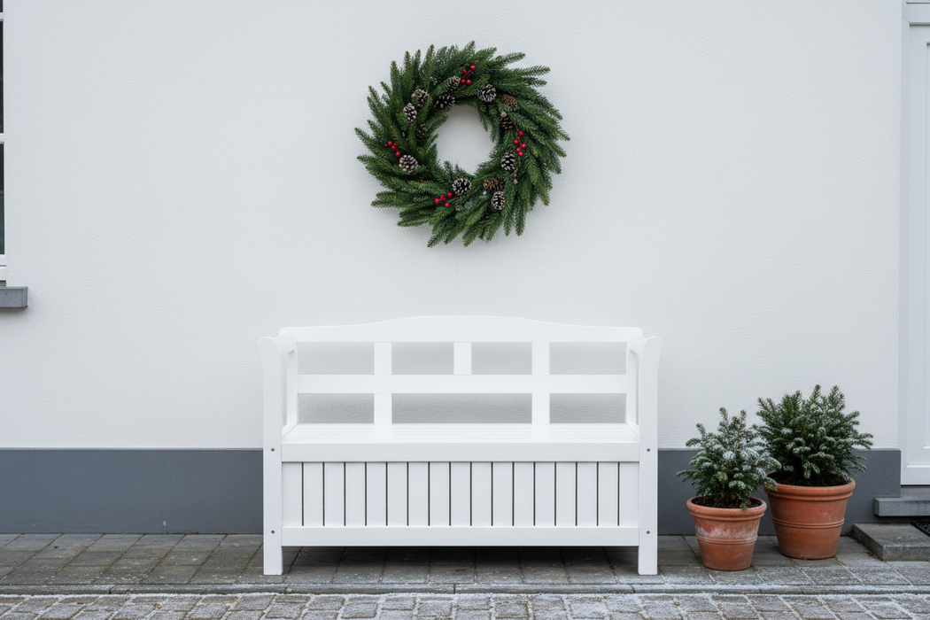 Tuinbank Yinke wit tegen witte muur