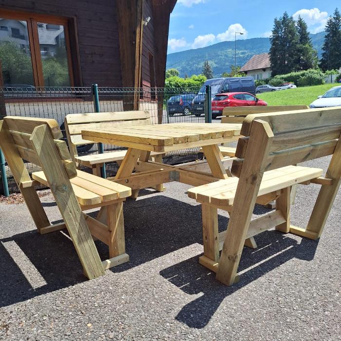 Quadratischer Picknicktisch xxl 265 x 265 cm KING ® - 4 cm Stärke - mit 4 Rückenlehnen