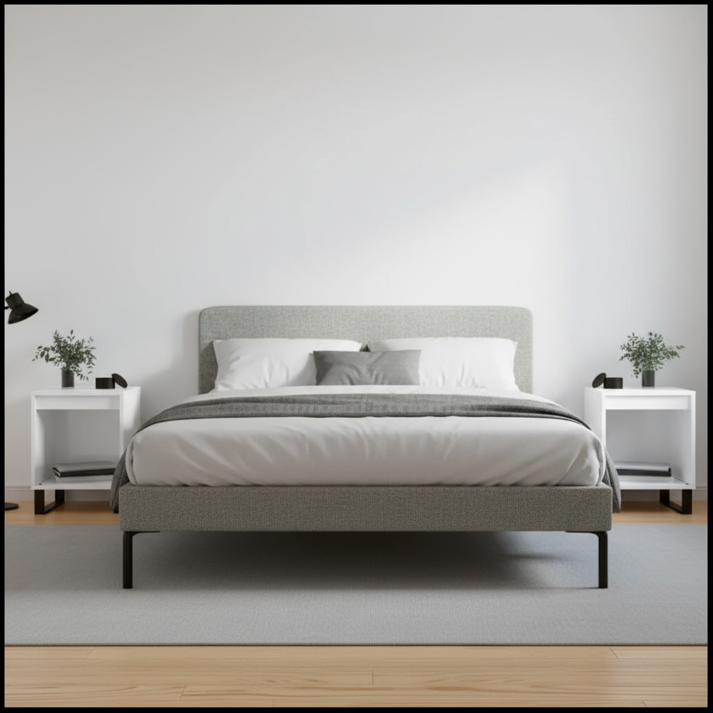 Wit bed tussen 2 nachtkastjes