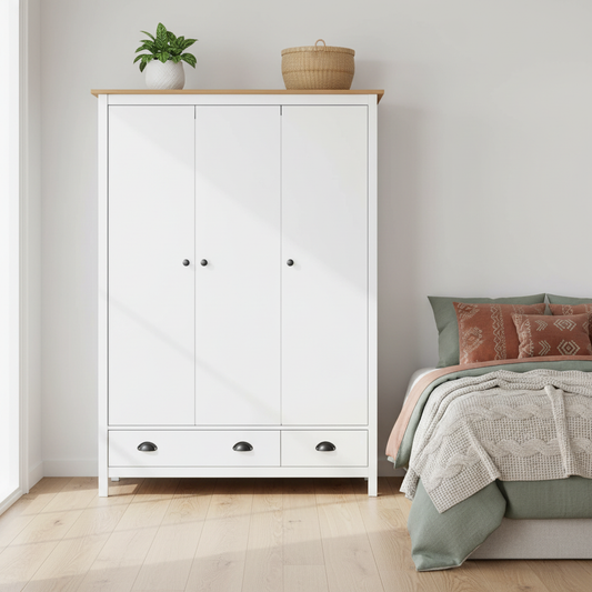 Witte kledingkast in Scandinavische setting