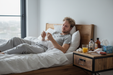 Zieke man herstelt in bed