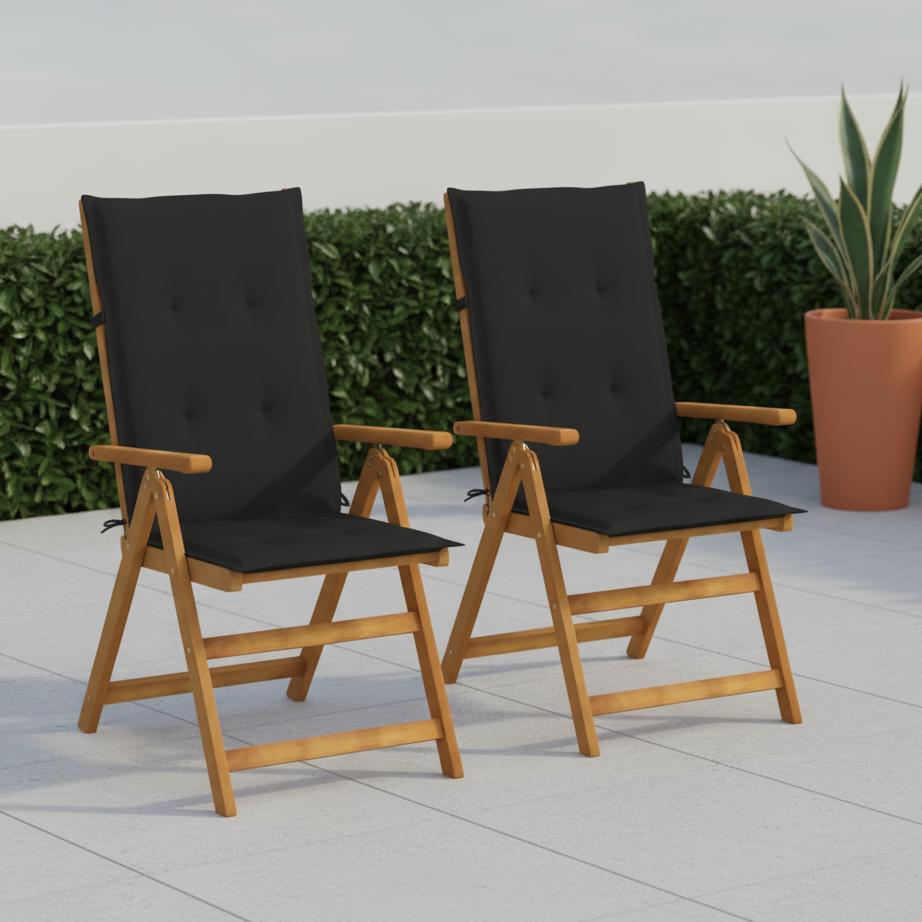 Zwarte tuinstoelen op terras